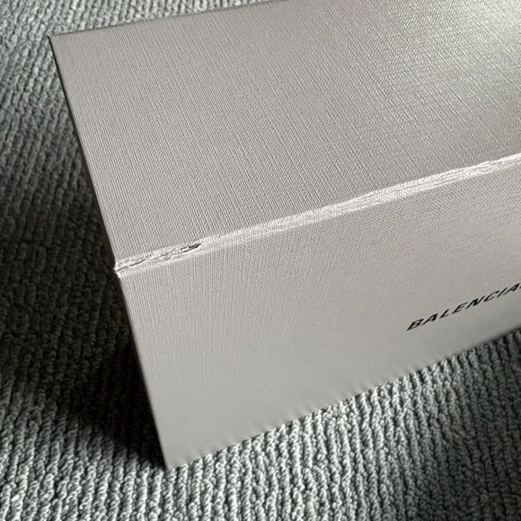 Balenciaga Boxes - Picture 2 of 5